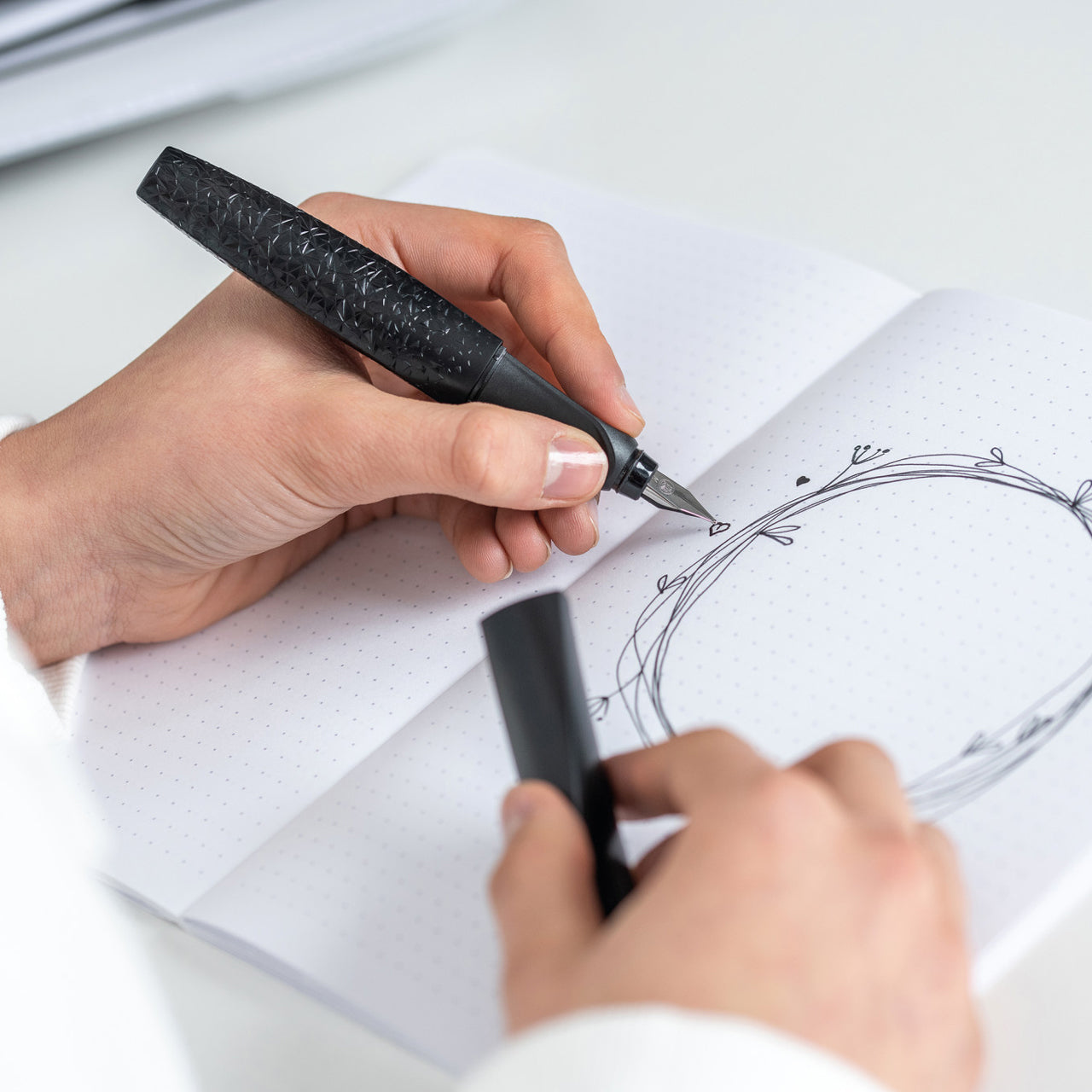 Pelikan-Twist-Fueller-structure-fuer-Rechtshaender-Linkshaender-824613-in-der-hand-lafueliki