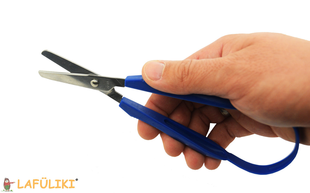 Peta-Rechtshaender-Buegelschere-rund-in-der-hand-beim-schneiden-1093-lafueliki