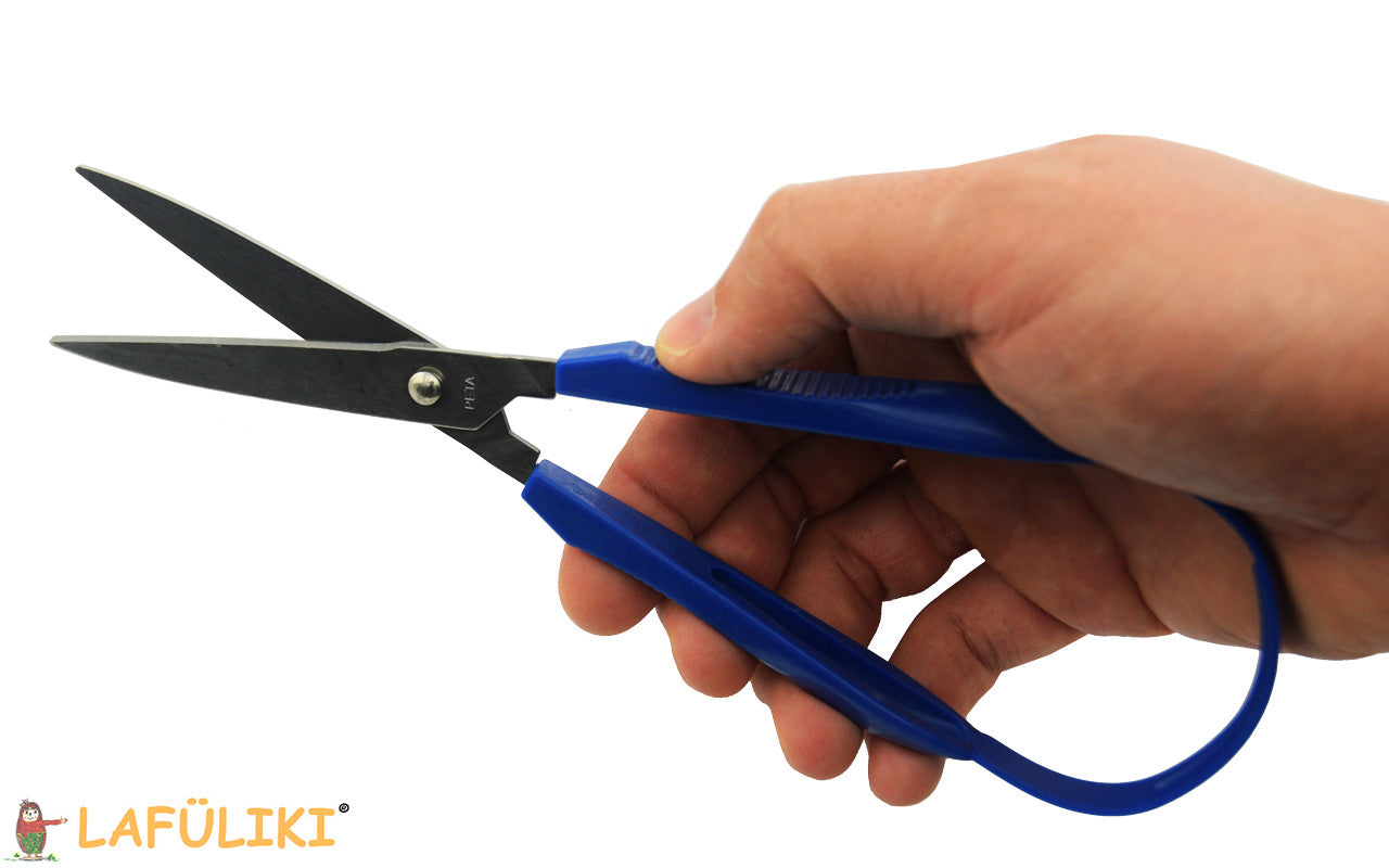 Peta-Rechtshaender-Buegelschere-spitz-1094-in-der-hand-beim-schneiden-Feder-lafueliki-4