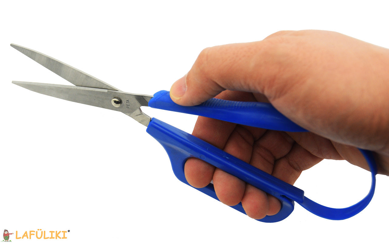 Peta-Rechtshaender-Langaugen-Buegelschere-spitz-1121-in-der-Hand-beim-schneiden-lafueliki