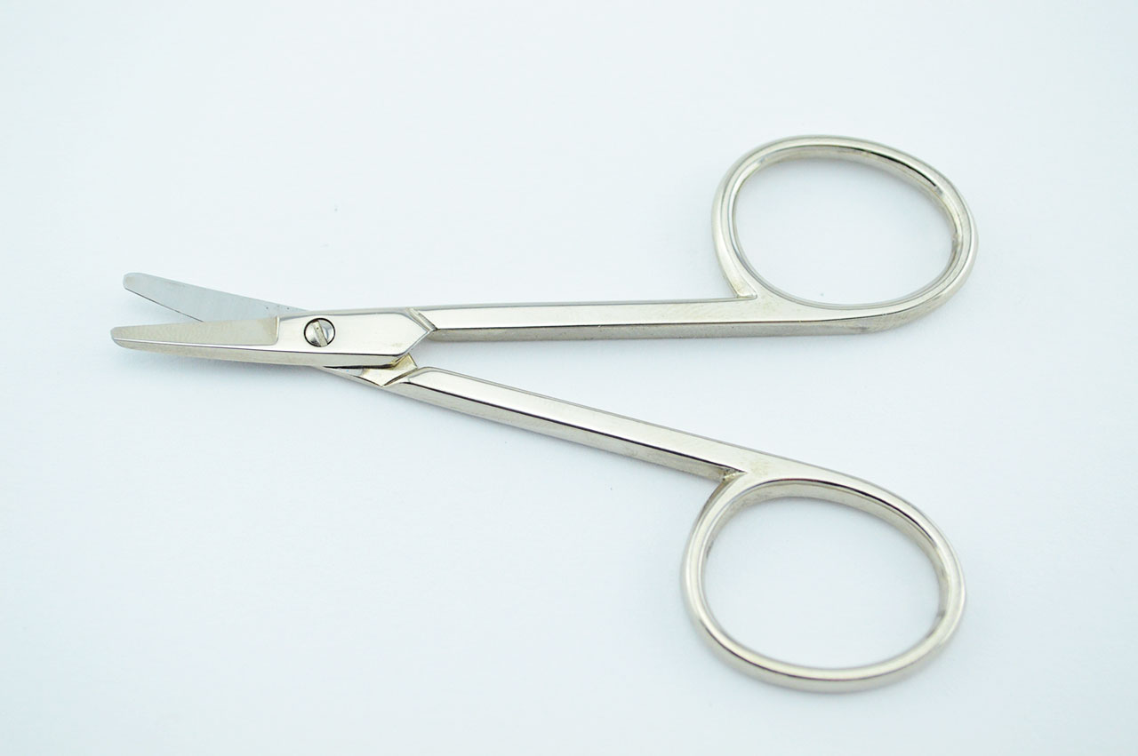 Rechtshaender-Babynagelschere-Naegelschneiden-kleinkindschere-1