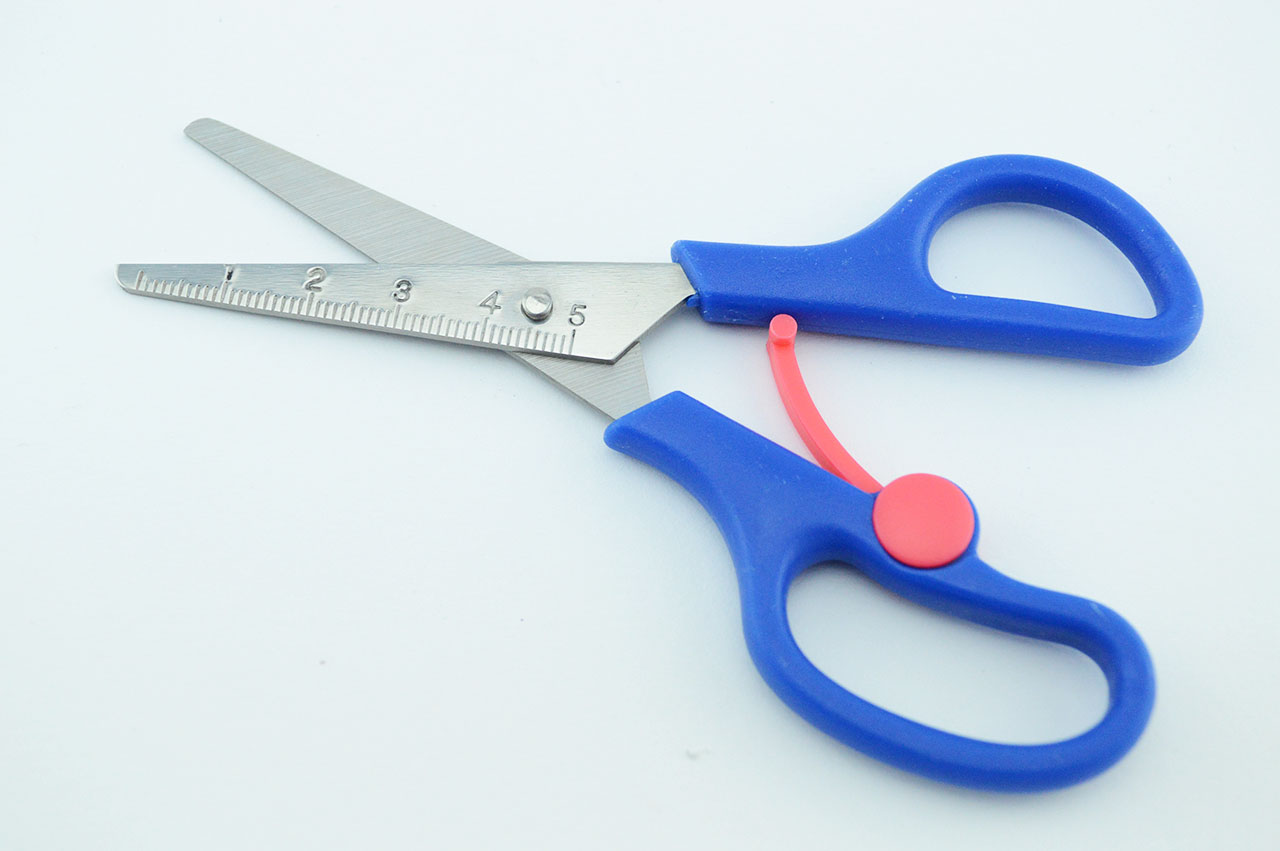 Rechtshaender-Bastelschere-Federschere-dreifingerschere-blau-1