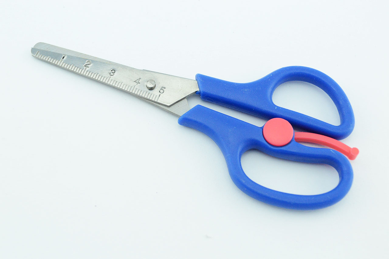 Rechtshaender-Bastelschere-Federschere-dreifingerschere-blau