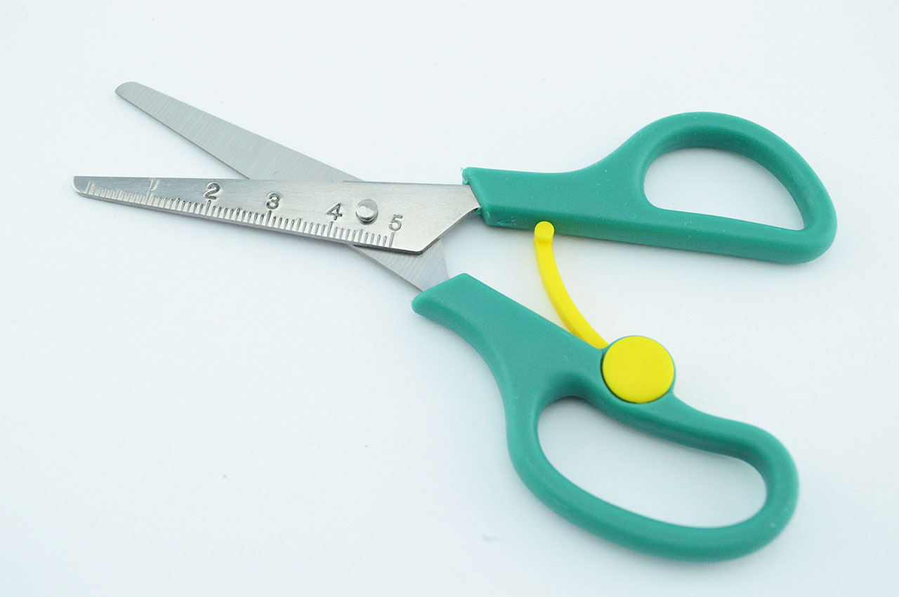 Rechtshaender-Bastelschere-Federschere-dreifingerschere-gruen-1