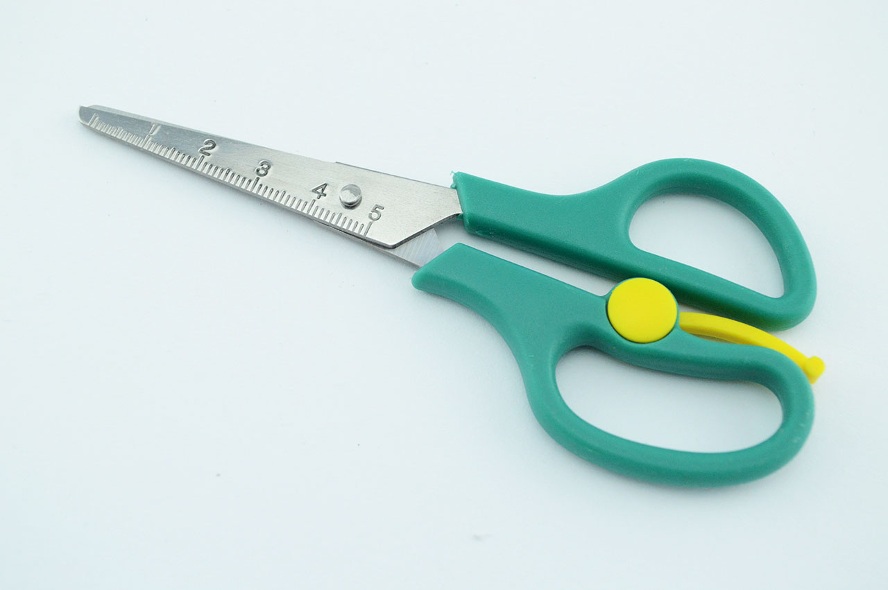 Rechtshaender-Bastelschere-Federschere-dreifingerschere-gruen