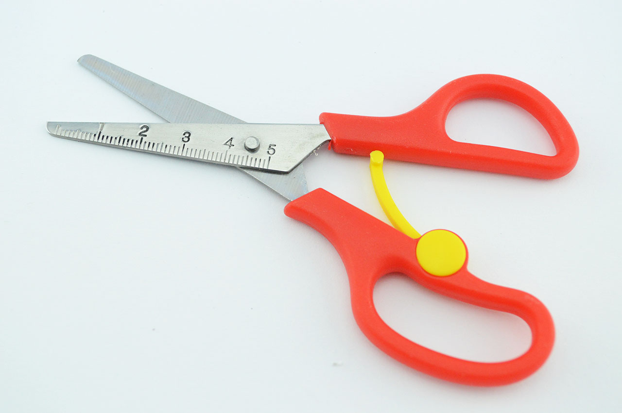 Rechtshaender-Bastelschere-Federschere-dreifingerschere-rot-1