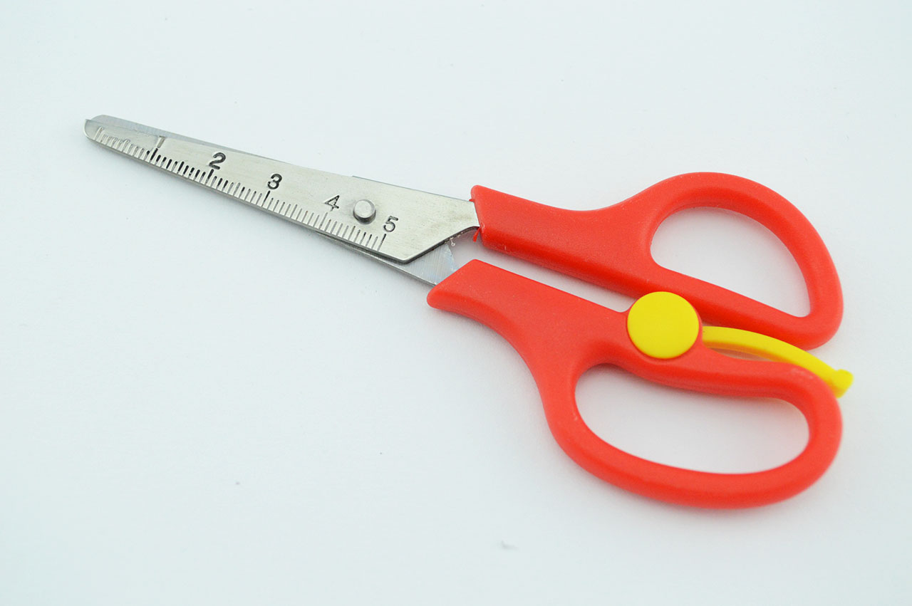 Rechtshaender-Bastelschere-Federschere-dreifingerschere-rot