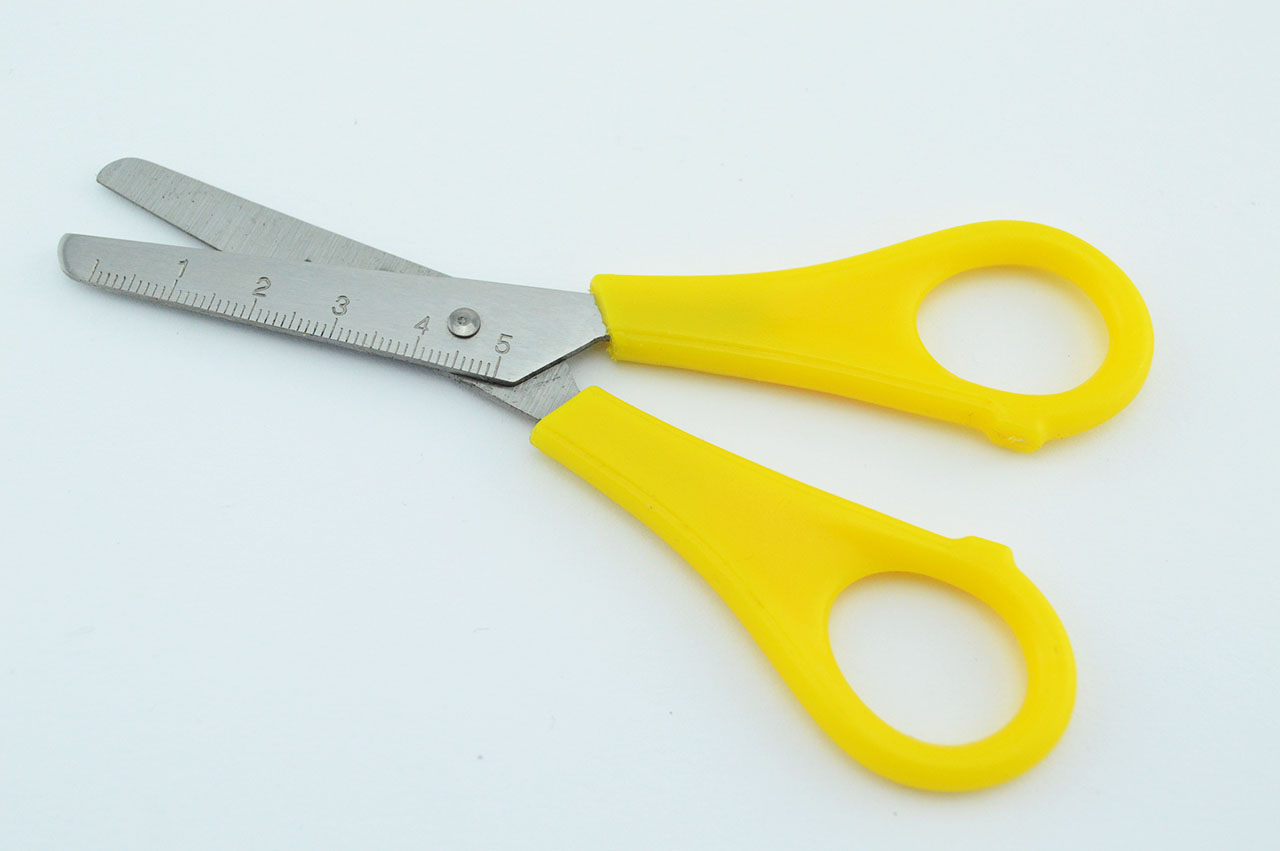 Rechtshaender-Bastelschere-abgerundet-gelb-1