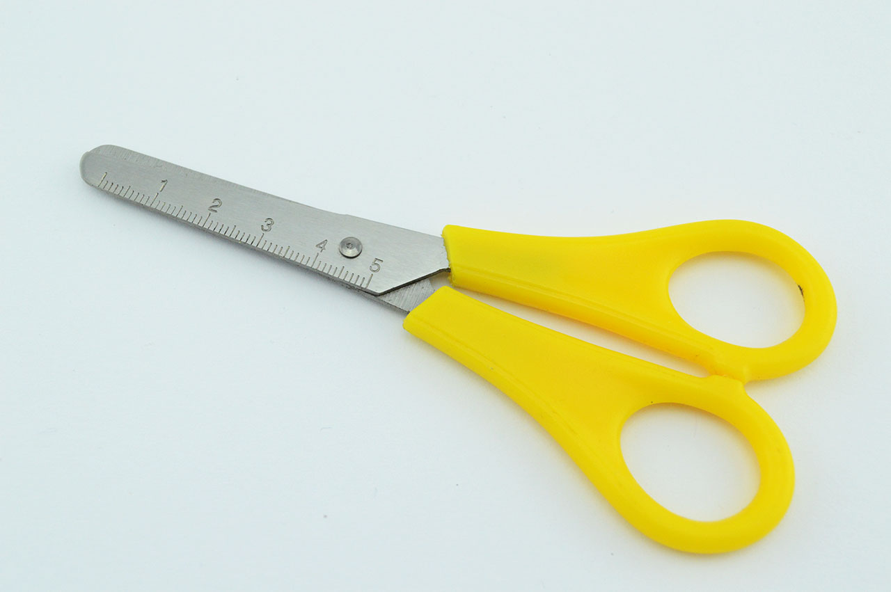 Rechtshaender-Bastelschere-abgerundet-gelb