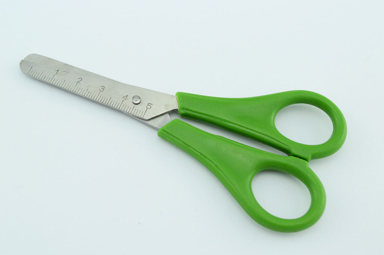 Rechtshaender-Bastelschere-abgerundet-gr-n