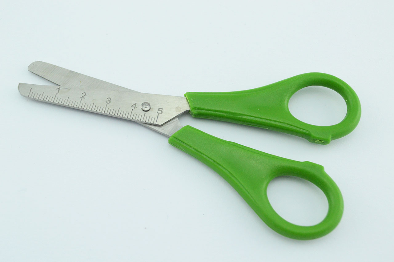 Rechtshaender-Bastelschere-abgerundet-gruen-1
