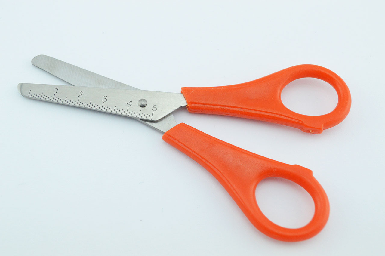 Rechtshaender-Bastelschere-abgerundet-orange-1