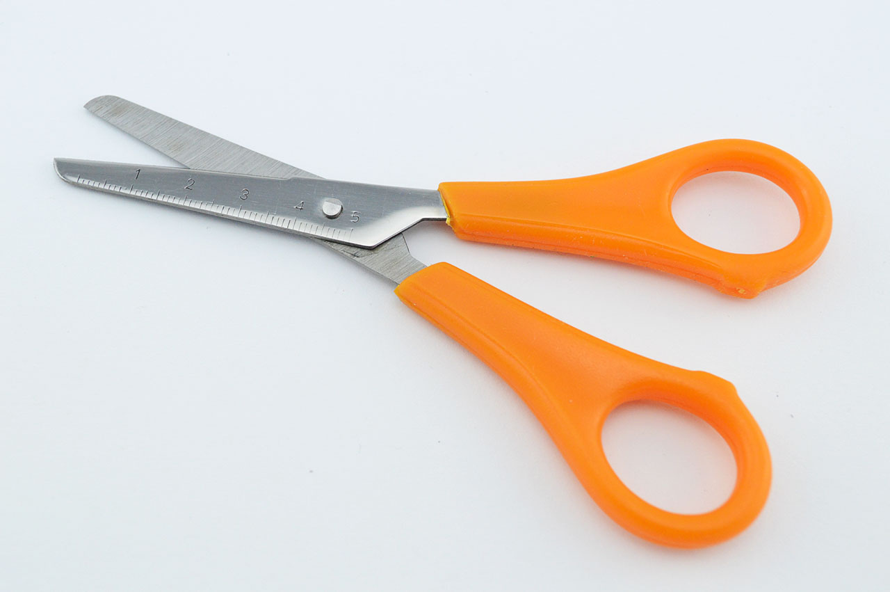 Rechtshaender-Bastelschere-abgerundet-orange-1579b3007adfcc