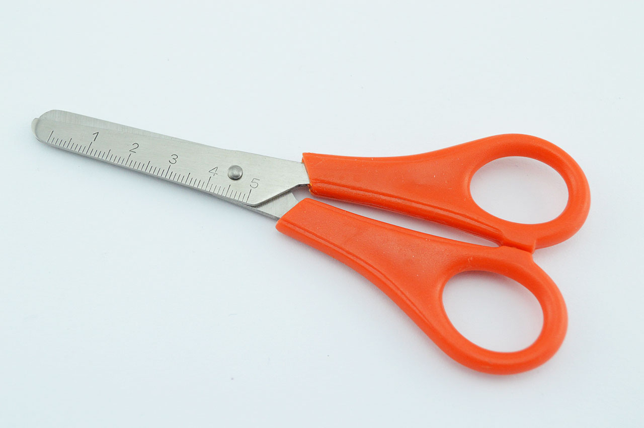 Rechtshaender-Bastelschere-abgerundet-orange