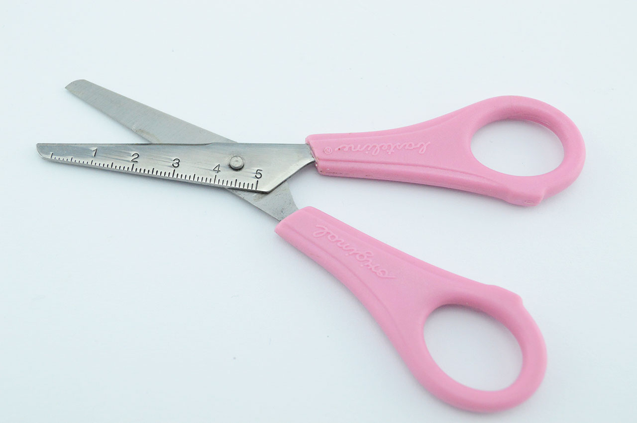 Rechtshaender-Bastelschere-abgerundet-rosa-1