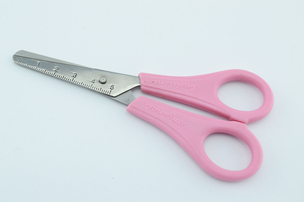 Rechtshaender-Bastelschere-abgerundet-rosa