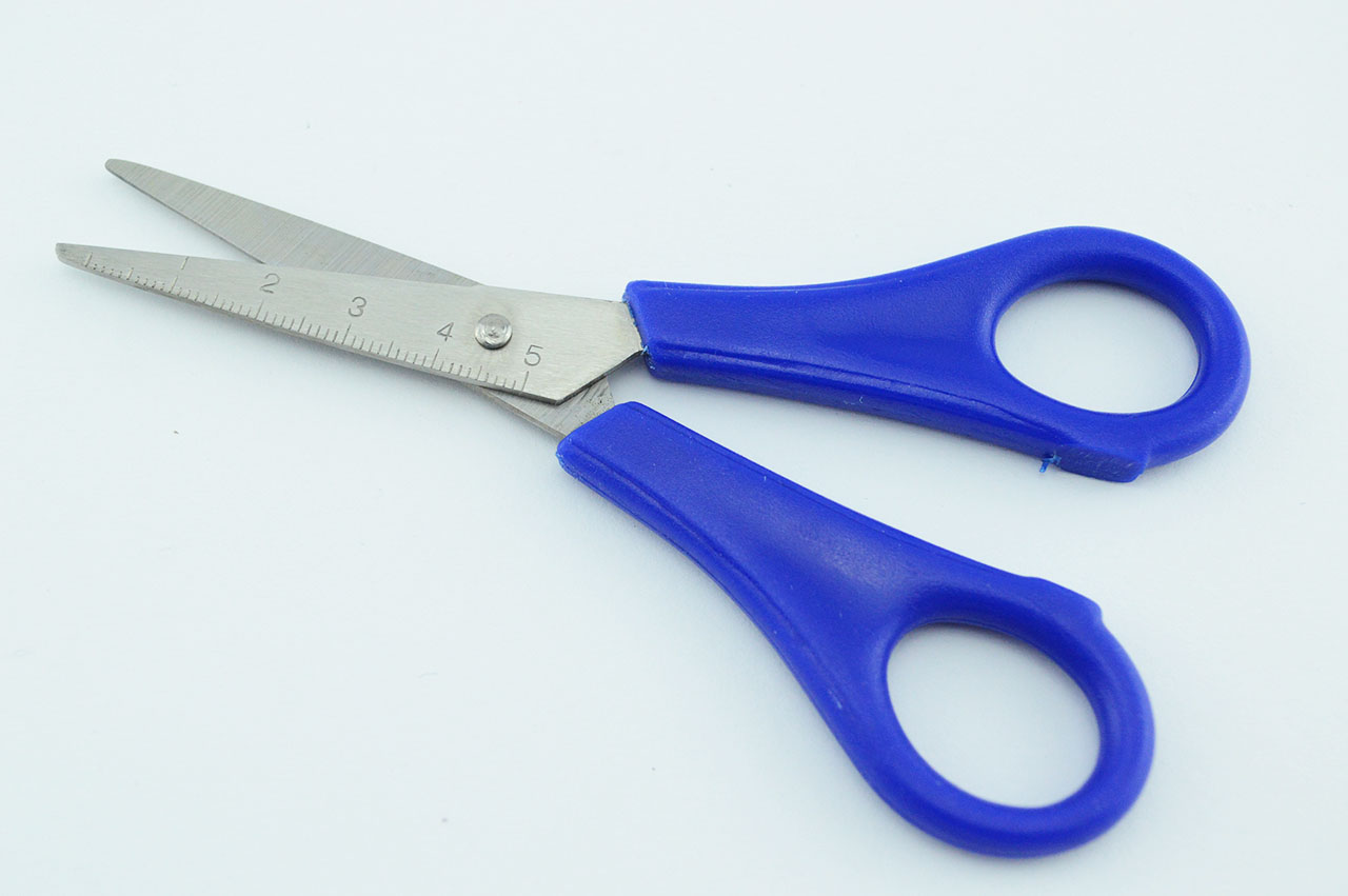 Rechtshaender-Bastelschere-spitz-blau-1