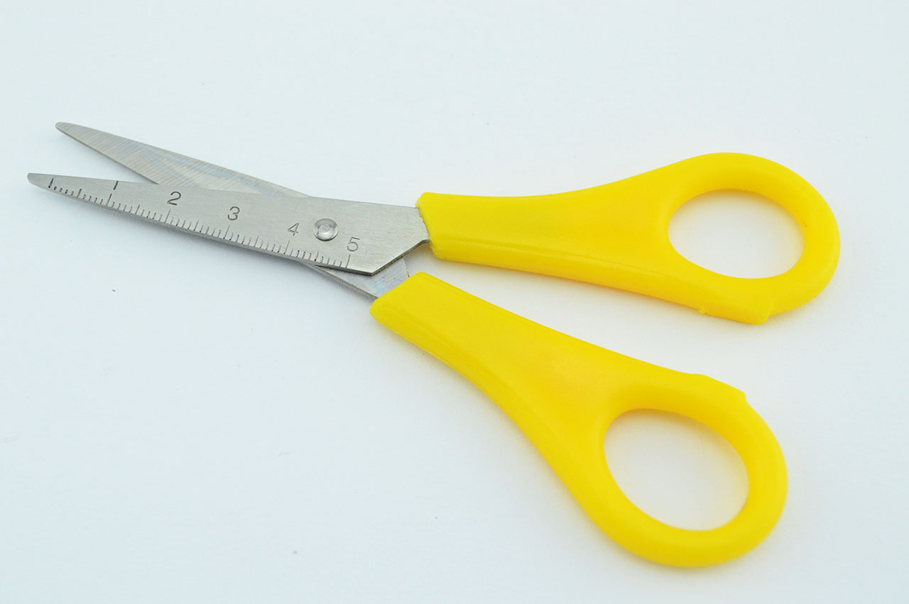 Rechtshaender-Bastelschere-spitz-gelb-1