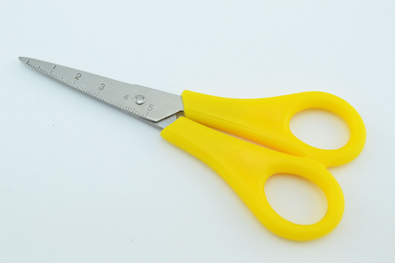 Rechtshaender-Bastelschere-spitz-gelb