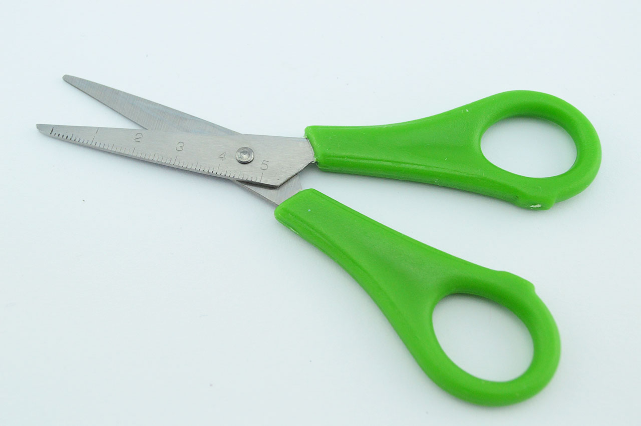 Rechtshaender-Bastelschere-spitz-gruen-1