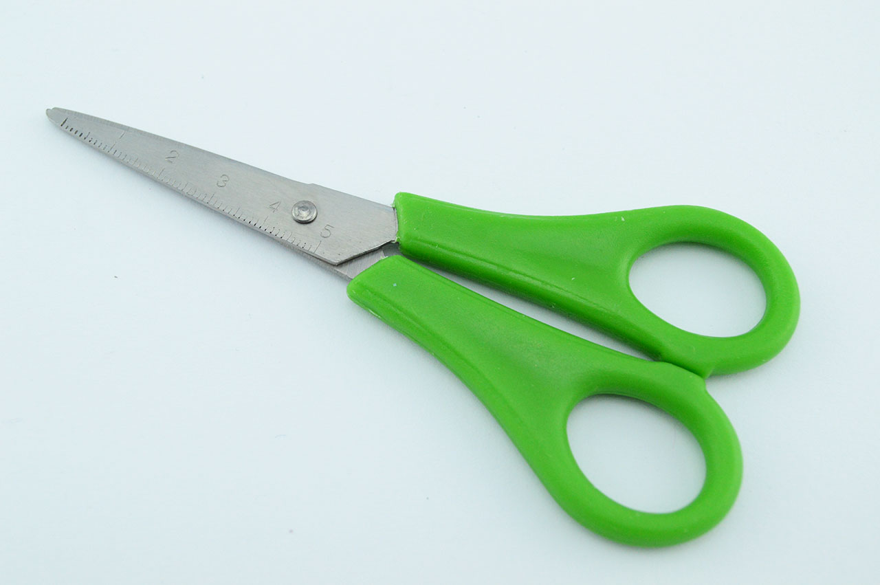 Rechtshaender-Bastelschere-spitz-gruen