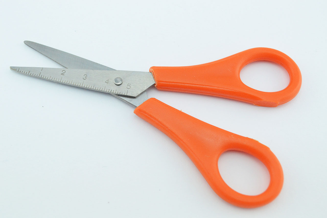 Rechtshaender-Bastelschere-spitz-orange-1