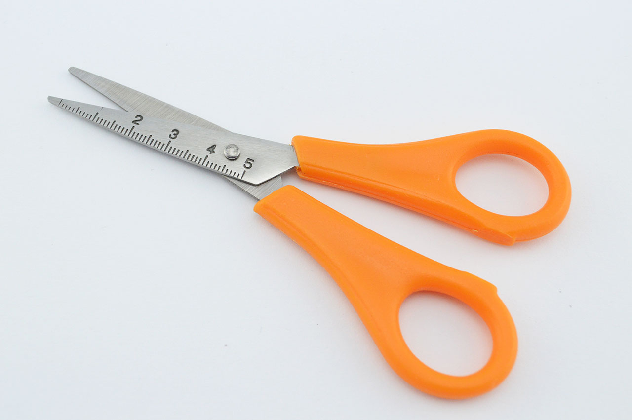 Rechtshaender-Bastelschere-spitz-orange-1579b2f4631514