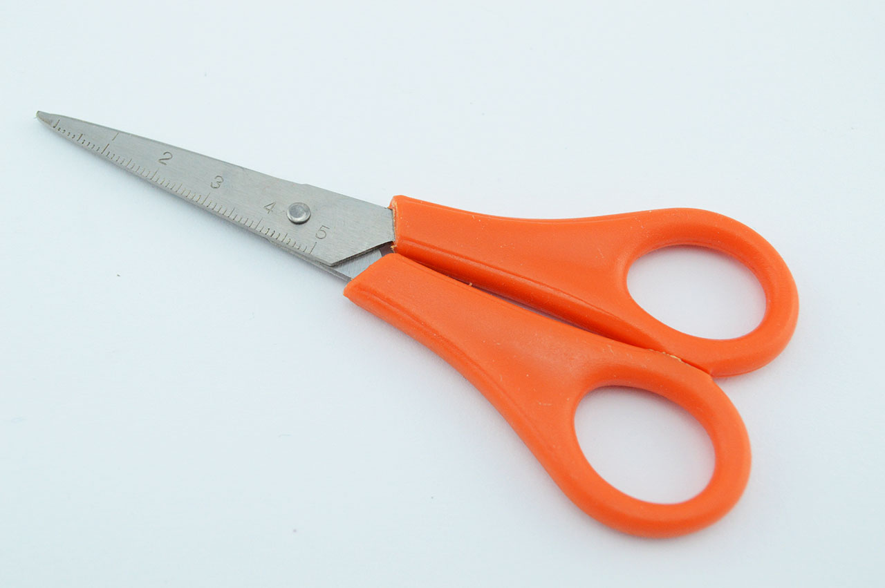 Rechtshaender-Bastelschere-spitz-orange