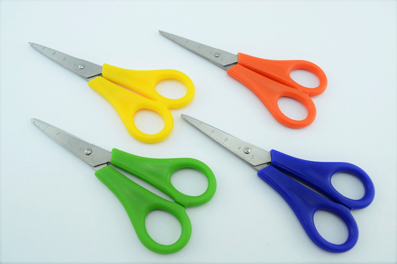 Rechtshaender-Bastelschere-spitz