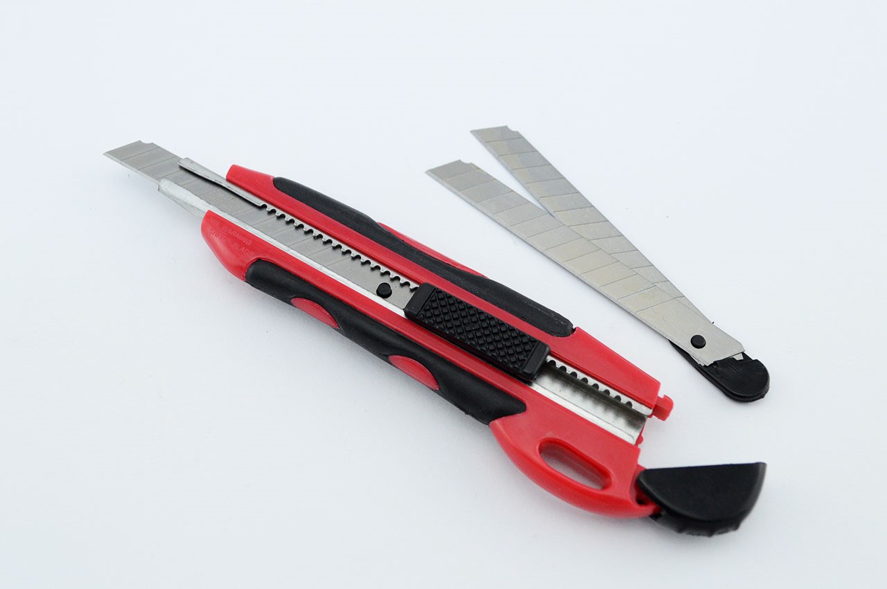 Rechtshaender-Cuttermesser-9-mm-Klingenstaerke-1