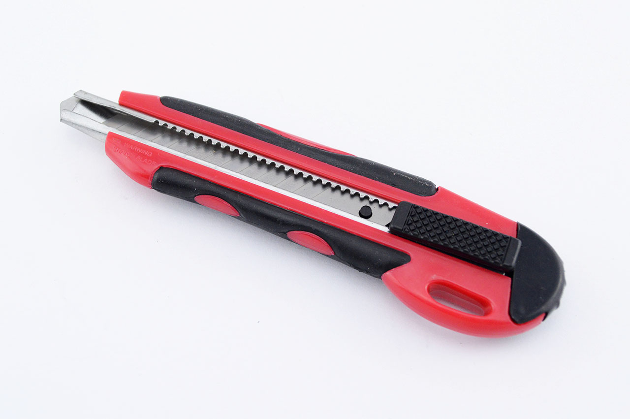 Rechtshaender-Cuttermesser-9-mm-Klingenstaerke