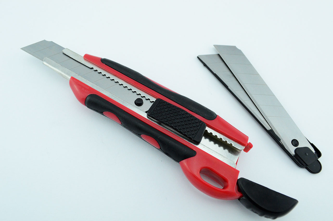 Rechtshaender-Cuttermesser-Klingenstaerke-1