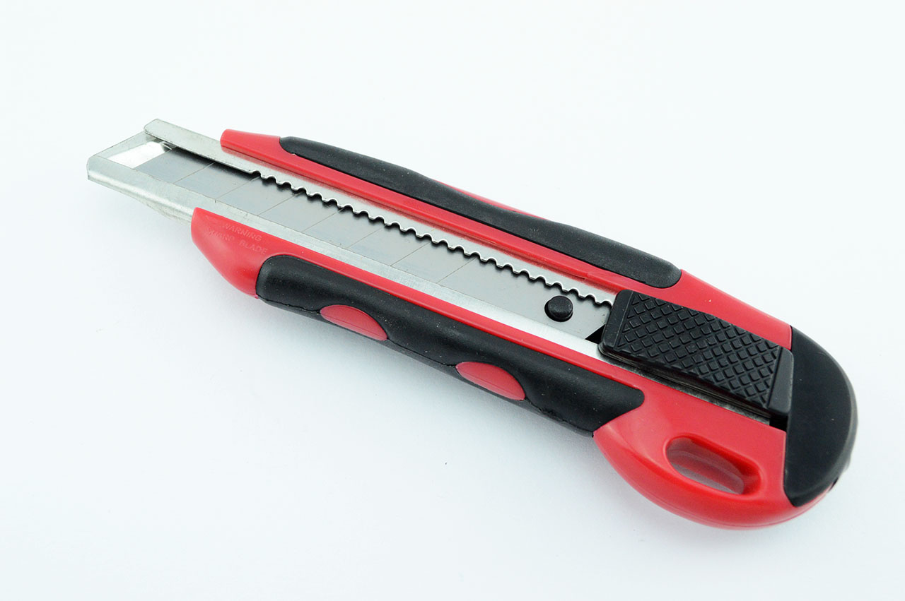 Rechtshaender-Cuttermesser-Klingenstaerke-18mm