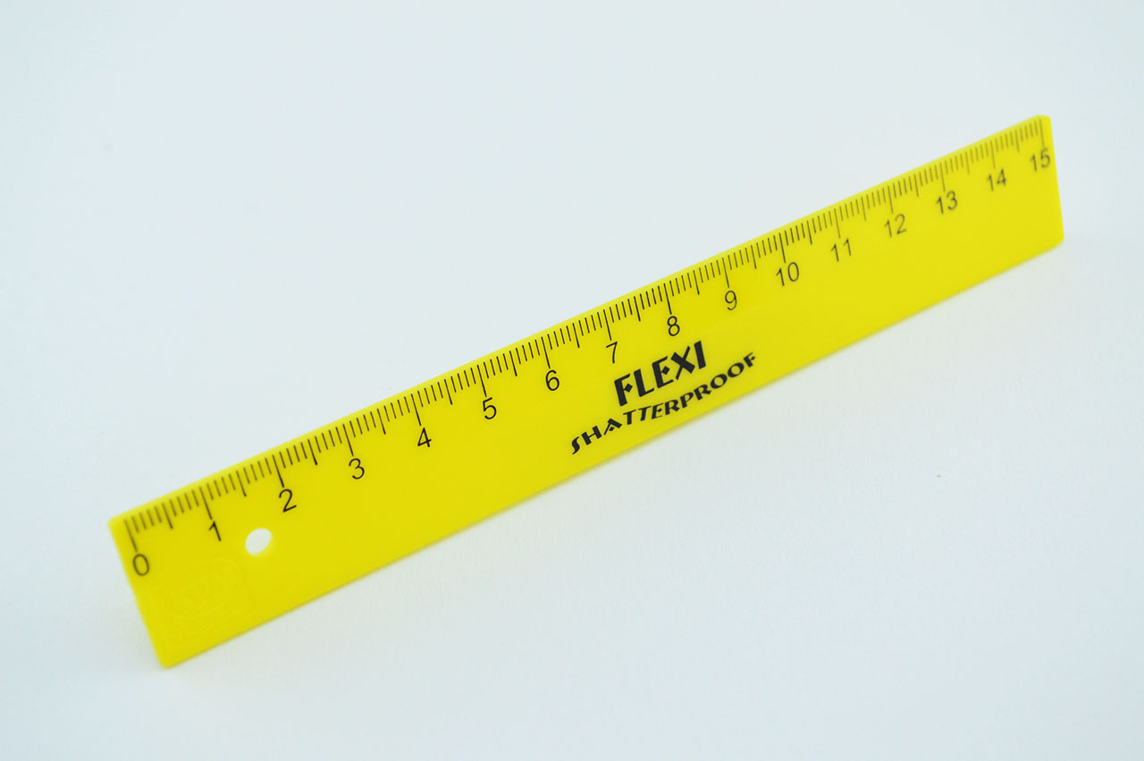 Rechtshaender-Lineal-15-cm-Kunststoff-gelb