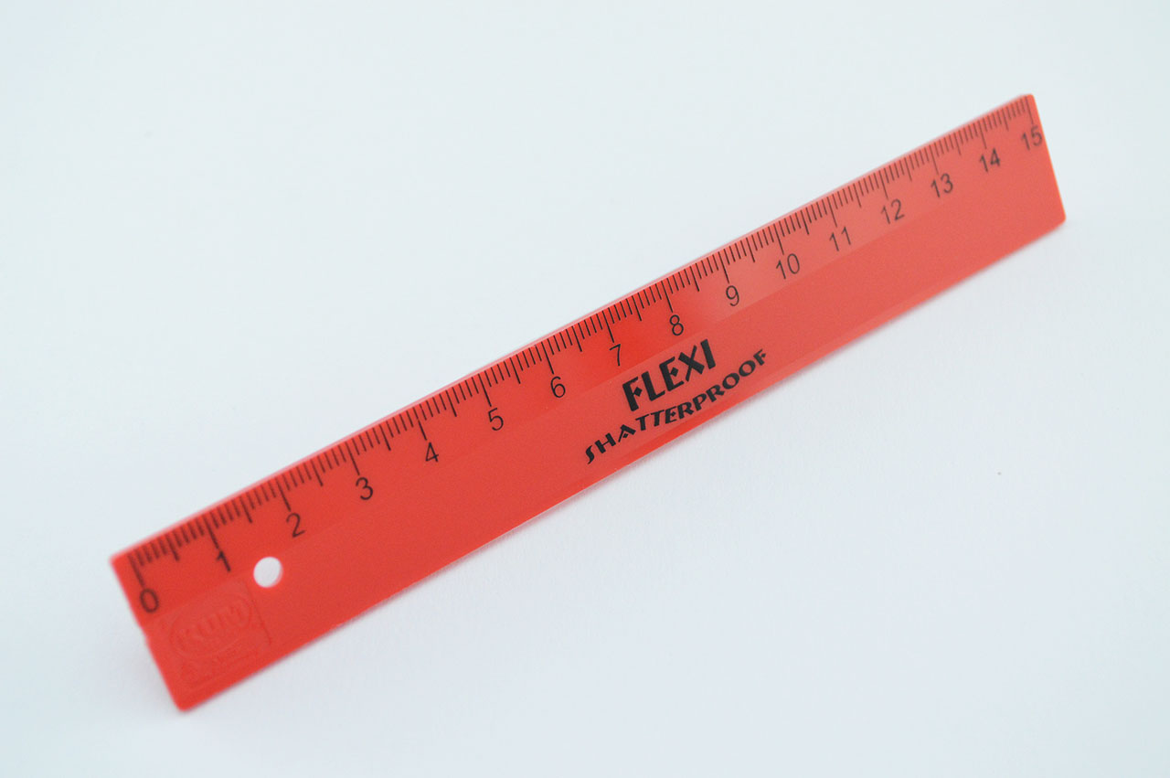 Rechtshaender-Lineal-15-cm-Kunststoff-rot