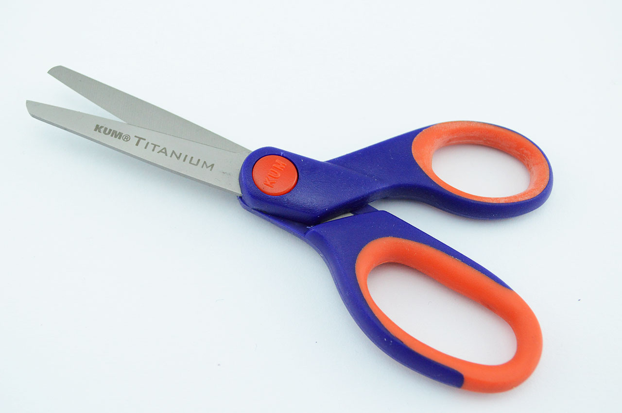 Rechtshaender-Titanium-Schere-13-cm-abgerundet-1