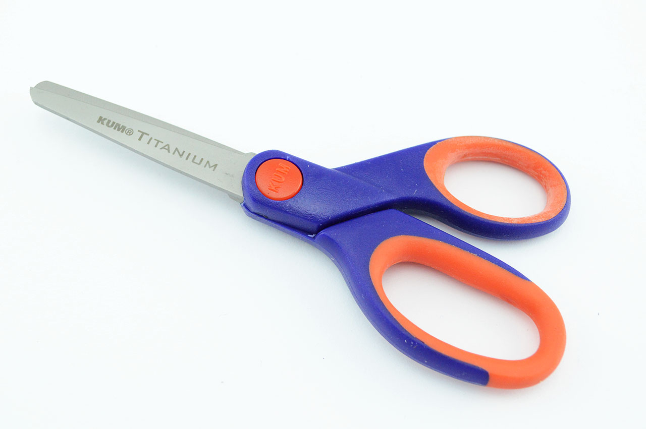 Rechtshaender-Titanium-Schere-13-cm-abgerundet