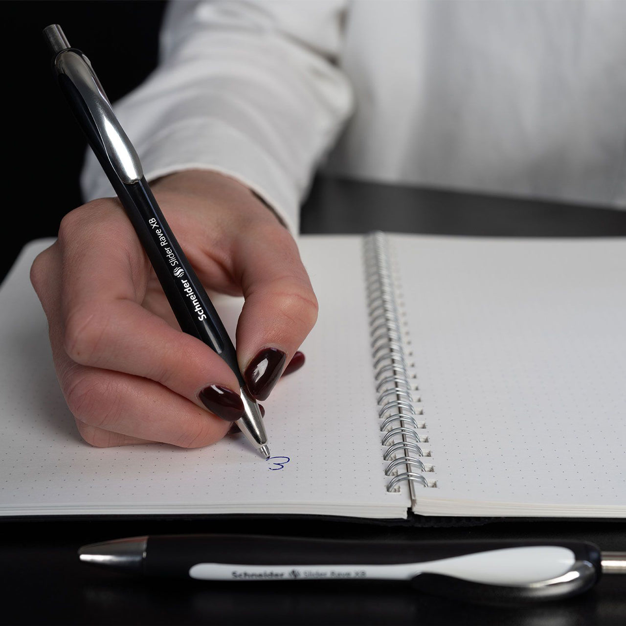 Schneider-Rave-XB-Kugelschreiber-132511-schwarz-anwendung-lafueliki