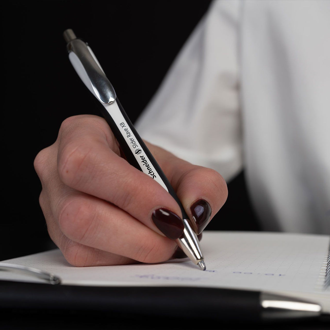 Schneider-Rave-XB-Kugelschreiber-132549-schwarz-weiss-anwendung