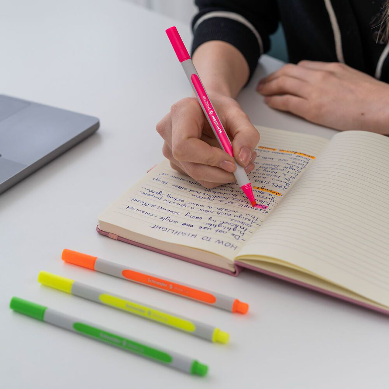 Schneider-Textmarker-Shine-Up-duenn-anwendung-in-der-Hand