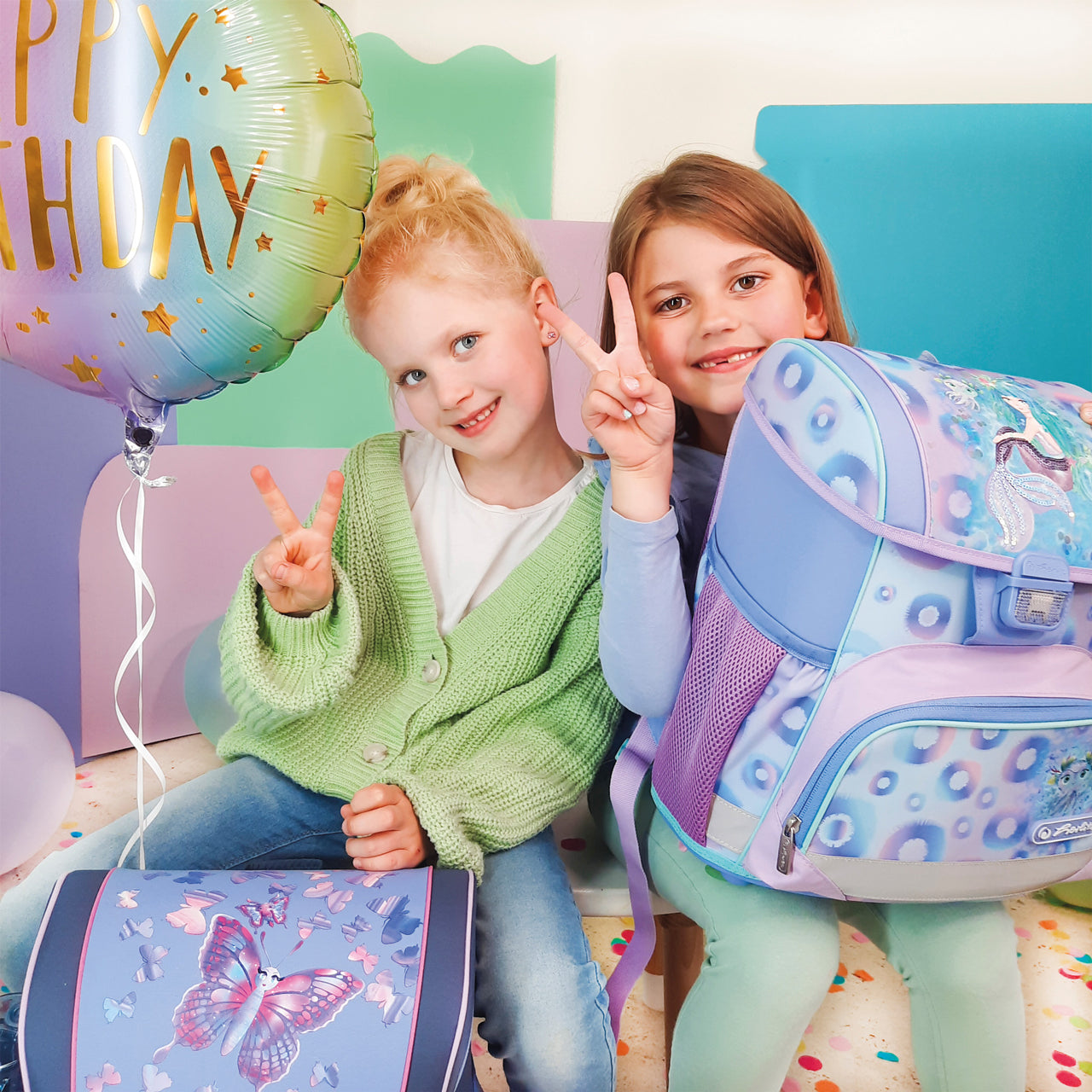 Schulranzen-Loop-Butterfly-2-Maedchen-mit-Schulranzen-lafueliki