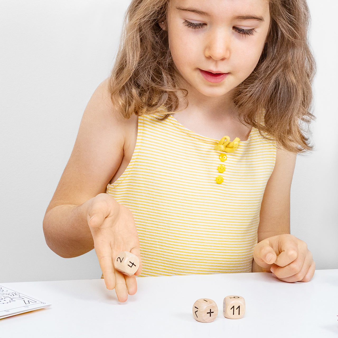 Trendhaus-Holzwuerfel-Lernspiel-Zahlenwuerfel-anwendung-956408-lafueliki