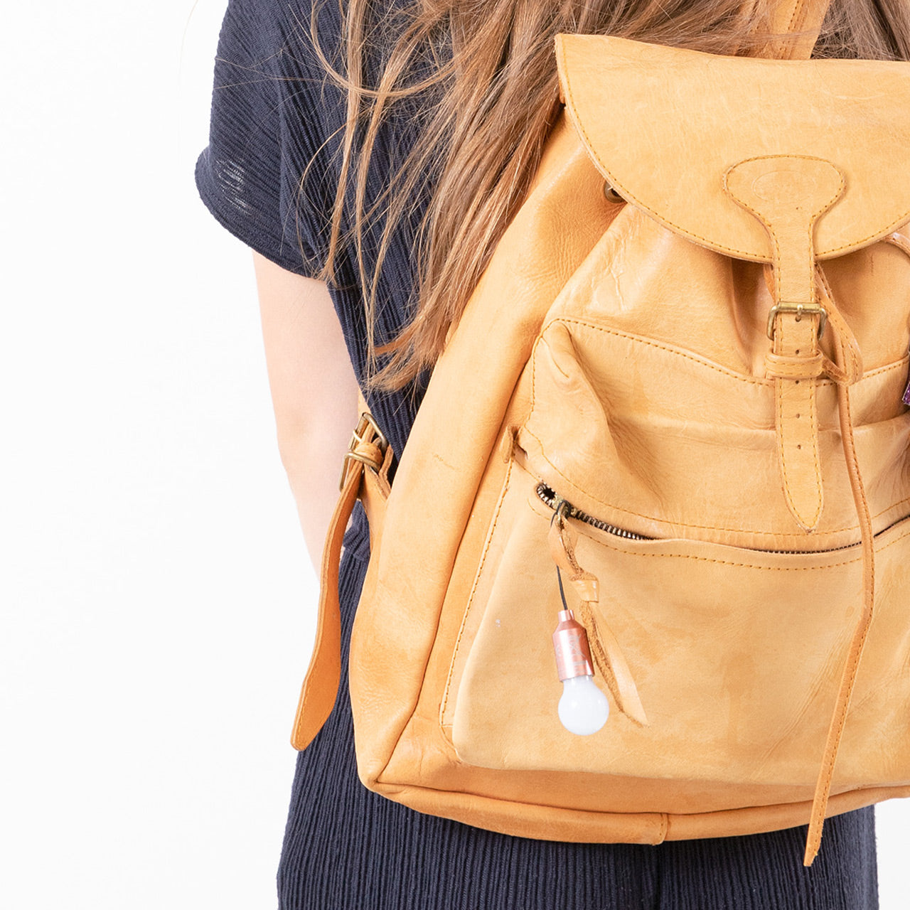 Trendhaus-Pocket-Light-metallic-rose-am-Rucksack-lafueliki