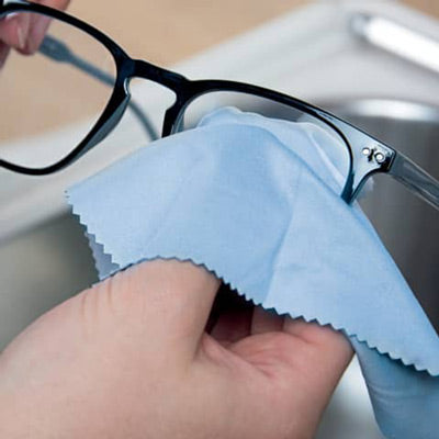 Wedo-Anti-Beschlag-Tuch-Brillenputztuch-Anwendung-an-der-brille-272181225-lafueliki