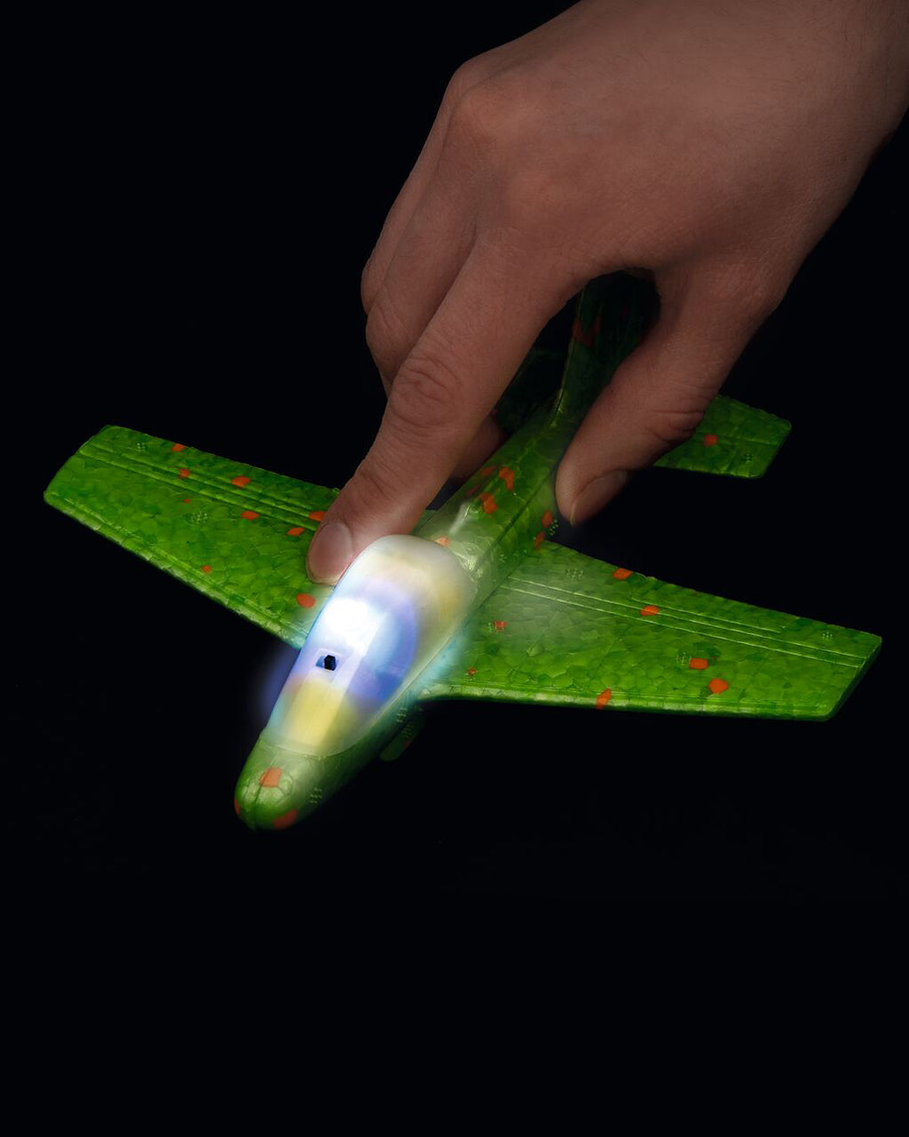 moses-Kleiner-Leuchtflieger-mit-LEDs-038194-in-der-dunkelheit-lafueliki