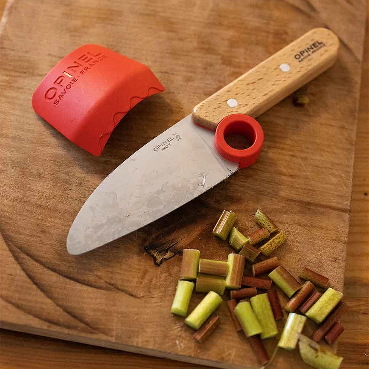 opinel-Kindermesser-le-petit-chef-Kuechenmesser-rot-anwendung-2-lafueliki