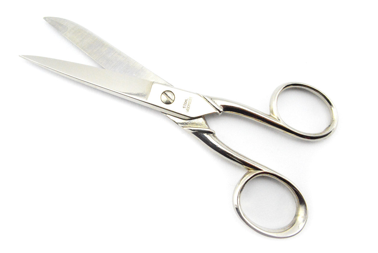 rechtshaender_bastelschere_geoffnet