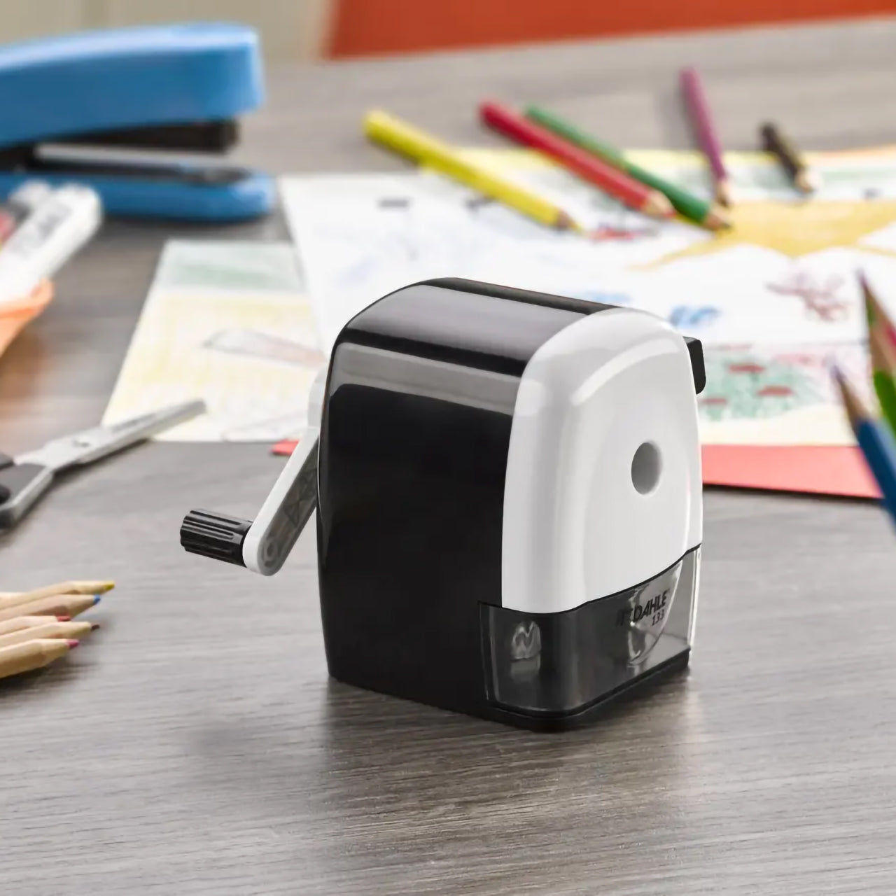 spitzmaschnine-dahle-spitzer-133-schwarz-weiss-anwendung-20250318133804-lafueliki