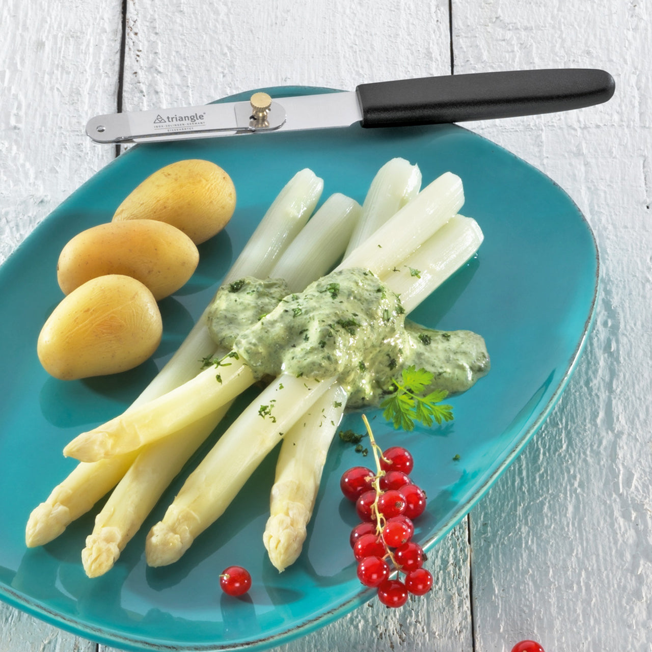 triangle-Profi-Spargelmesser-zum-schaelen-Rechtshaender-4018157103143-1018711-mit-Spargel-auf-einem-teller-lafueliki